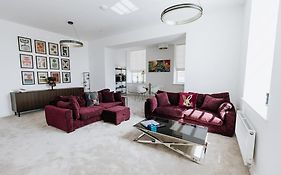 Grade II Mill Townhouse In Leeds With Free Parking Which Sleeps 6